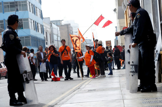 Aliados de Keiko Fujimori se manifestam na frente da sede do rgo eleitoral peruano em Lima nesta tera