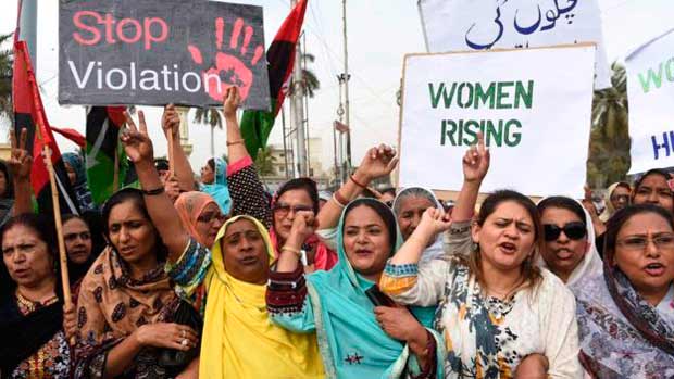 Ativistas no Paquistão exigiram o fim da violência de gênero no Dia Internacional da Mulher, em março 