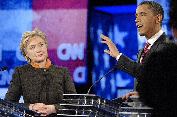 Barack Obama e Hillary Clinton debatem durante a campanha das primárias democratas de 2008