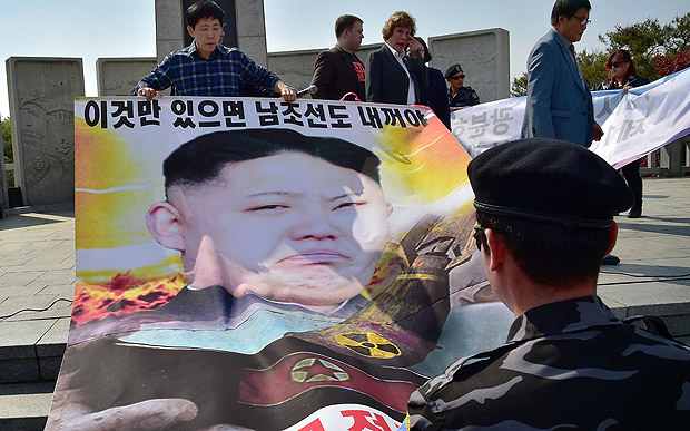 Desertores lanam bandeira de Kim Jong-un em protesto na zona desmilitarizada entre as duas Coreias