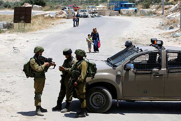 Soldados israelenses fazem patrulha próximo à cidade de Heron, na Cisjordânia