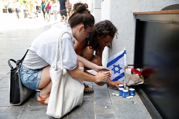 Moradores de Tel Aviv acendem velas no local do ataque a tiros que matou quatro pessoas na quarta