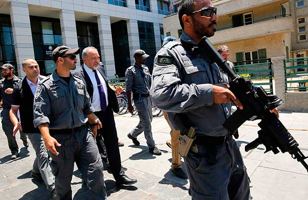 Ministro israelense da Defesa, Avigdor Lieberman,visita local do atentado que matou 4 em Tel Aviv