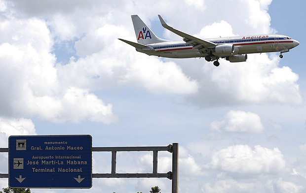 Um avio da American Airlines prepara para pousar no aeroporto Jos Mart, em Havana, em 2015
