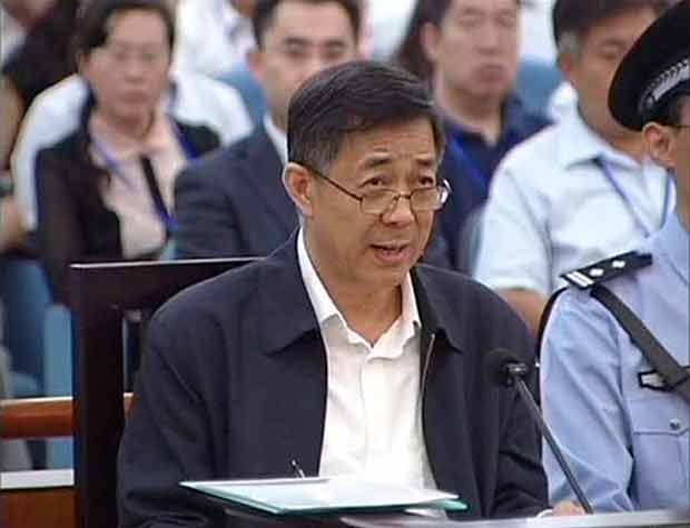 O ex-membro do Partido Comunista chins Bo Xilai acompanha seu julgamento em Jinan, em 2013