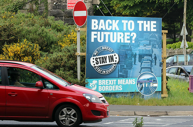 Cartaz da campanha pela permanncia na UE  colocado na fronteira entre Irlanda e Irlanda do Norte