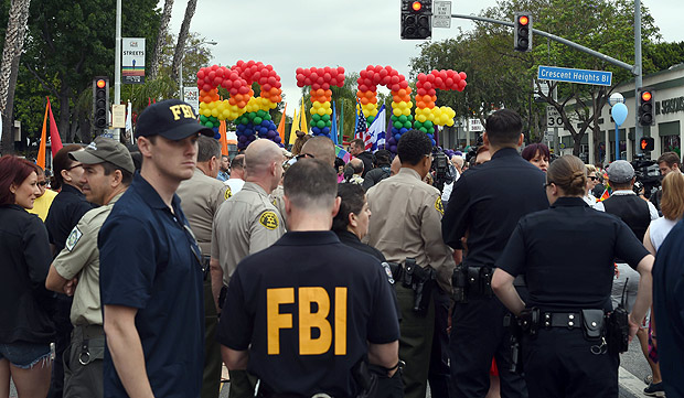 Agentes do FBI fazem a segurana da parada gay de Los Angeles aps atentado em boate gay