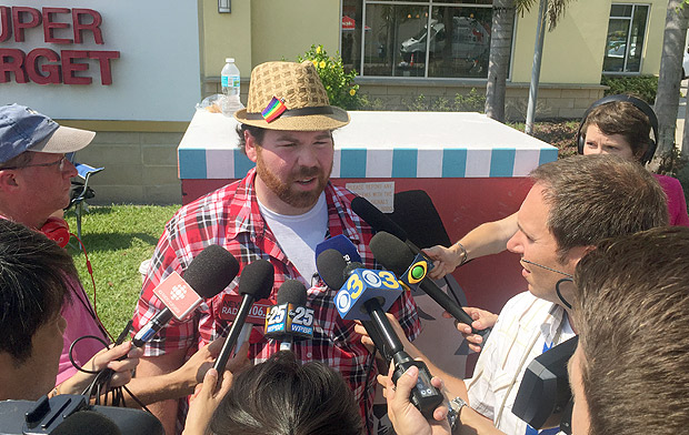 Chris Hansen, um dos sobreviventes da tragdia na boate em Orlando, d entrevista a reprteres