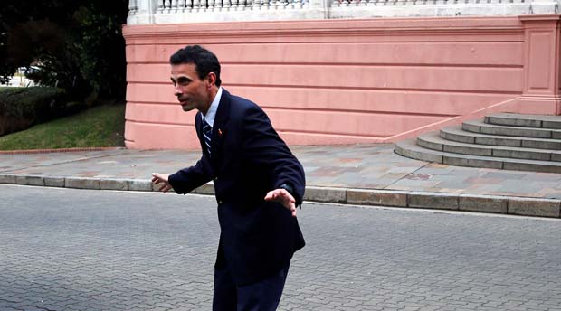 Venezuelan opposition leader and Miranda state governor Henrique Capriles gestures before talking to journalists outside the Casa Rosada Presidential Palace in Buenos Aires, Argentina, June 13, 2016. REUTERS/Marcos Brindicci ORG XMIT: BAS106