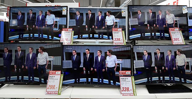 TVs de loja de departamentos exibem debate entre os candidatos a primeiro-ministro da Espanha