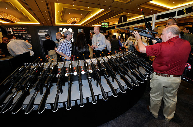 Visitante avalia um fuzil durante evento de venda de armas em Las Vegas, em 2011