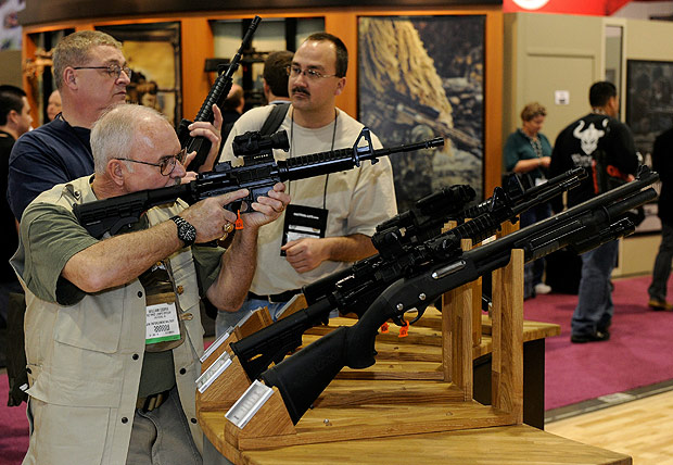 Visitante avalia um fuzil durante evento de venda de armas em Las Vegas, em 2011