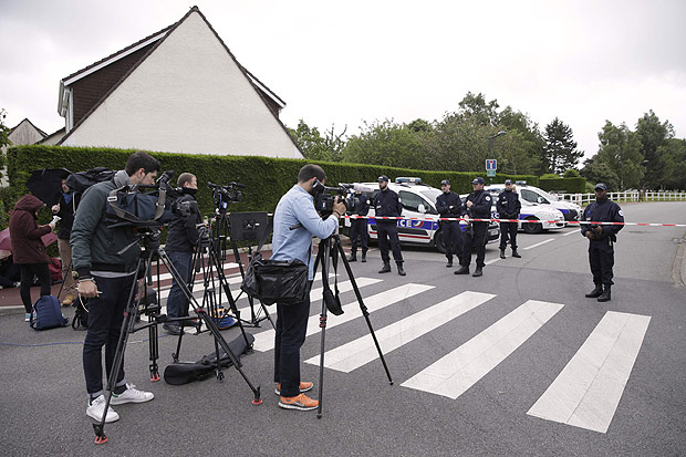 Jornalistas diante de cordo de isolamento na rua em que um policial e sua mulher foram mortos, em Magnanville, na regio metropolitana de Paris