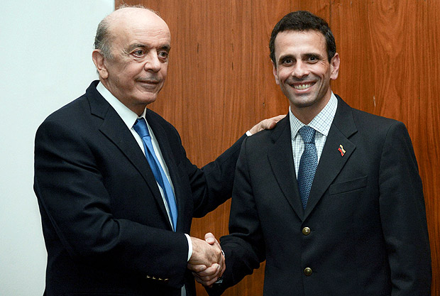 Handout picture released by the Brazilian Foreign Ministry showing Venezuelan opposition leader Henrique Capriles (R) and Brazilian Foreign Minister Jose Serra during a meeting in Brasilia on June 14, 2016. Capriles is traveling to Brazil, Argentina and Paraguay seeking international support to put pressure on Venezuelan President Nicolas Maduro for him to accept the recall referendum. / AFP PHOTO / BRAZILIAN FOREIGN MINISTRY / ALANNA JESSIKA LIMA / RESTRICTED TO EDITORIAL USE - MANDATORY CREDIT 