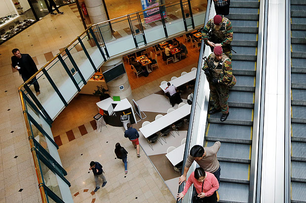 Soldados belgas patrulham shopping no centro de Bruxelas nesta quarta (15)