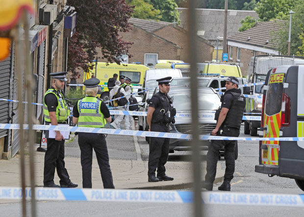 Polícia avalia local em que a deputada britânica Jo Cox foi atacada, em Birstall