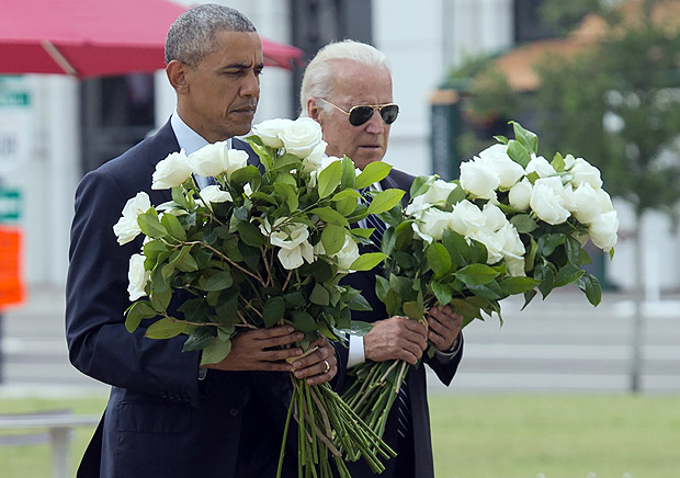 O presidente dos EUA, Barack Obama, e seu vice, Joe Biden, colocam flores no memorial s vtimas