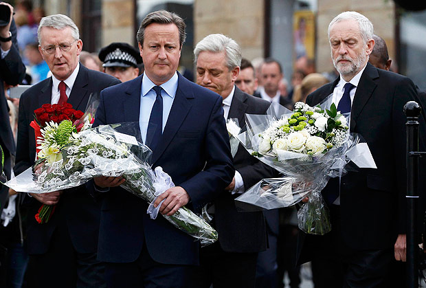 Britain's Prime Minister David Cameron (C) leads Labour Party leader Jeremy Corbyn (R), and Labour MP Hilary Benn as they pay tribute near the scene where Labour Member of Parliament Jo Cox was killed in Birstall near Leeds, in Britain June 17, 2016. REUTERS/Craig Brough ORG XMIT: LON808