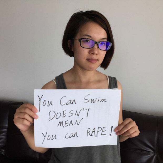 Membro do Free Chinese Feminists carrega cartaz contra Brock Turner, que estuprou jovem nos EUA