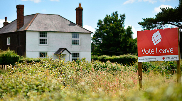 A 'Vote Leave' sign is seen by the roadside near Tunbridge Wells urging to vote for Brexit in the upcoming EU referendum is seen on the roadside near Charing south east of London on June 16, 2016. Britain goes to the polls in a week on June 23 to vote to leave or remain in the European Union. / AFP PHOTO / BEN STANSALL ORG XMIT: 2003