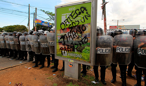 Tropa de choque da polcia da Nicargua faz cerco em frente ao Conselho Eleitoral em Mangua