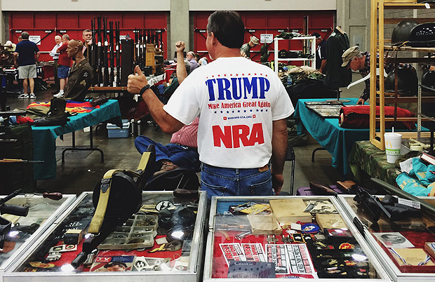 Simpatizante de Donald Trump na National Gun Day, feira de armas que ocorreu em Louisville (Kentucky) no dia 11 de junho de 2016 Foto: Anna Virginia Balloussier/Folhapress ***DIREITOS RESERVADOS. NO PUBLICAR SEM AUTORIZAO DO DETENTOR DOS DIREITOS AUTORAIS E DE IMAGEM***