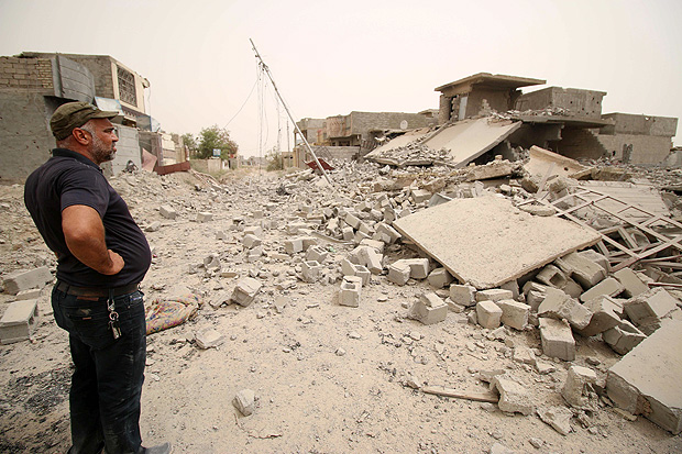 A member of the Iraqi counter terrorism forces inspects collapsed buildings in Fallujah's southern Shuhada neighbourhood after Iraqi government forces retook the area from the Islamic State (IS) group on June 18, 2016. Iraqi forces hunted down holdout jihadists in Fallujah after retaking the city centre and trained their sights on Mosul, the Islamic State's last remaining major hub in the country. / AFP PHOTO / HAIDAR MOHAMMED ALI ORG XMIT: HMA06