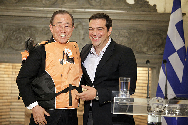 (160618) -- ATENAS, junio 18, 2016 (Xinhua) -- El primer ministro de Grecia, Alexis Tsipras (d), entrega un chaleco salvavidas como regalo al visitante secretario general de la Organizacin de las Naciones Unidas (ONU), Ban Ki-moon (i) durante una conferencia de prensa despus de su reunin en Atenas, capital de Grecia, el 18 de junio de 2016. (Xinhua/Marios Lolos) (rtg)