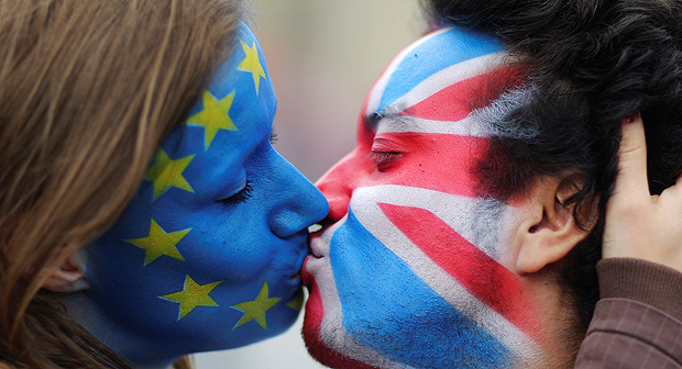 Two activists with the EU flag and Union Jack painted on their faces kiss each other in front of Brandenburg Gate to protest against the British exit from the European Union, in Berlin, Germany, June 19, 2016. REUTERS/Hannibal Hanschke TPX IMAGES OF THE DAY ORG XMIT: HAN105