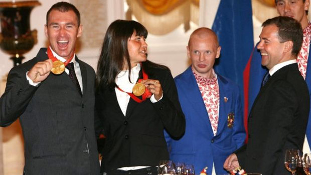 A Rssia se orgulha de seus campees olmpicos, como Maxim Opalev (canoagem) e Larisa Ilchenko (natao em guas abertas)