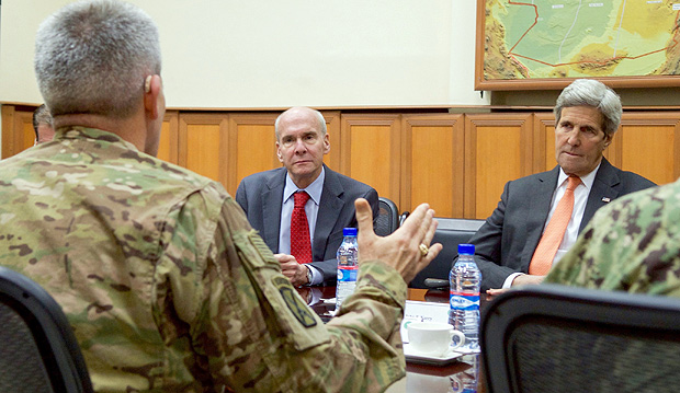 Michael McKinley e o secretrio de Estado John Kerry ( dir.) participam de reunio do Exrcito dos EUA no Afeganisto