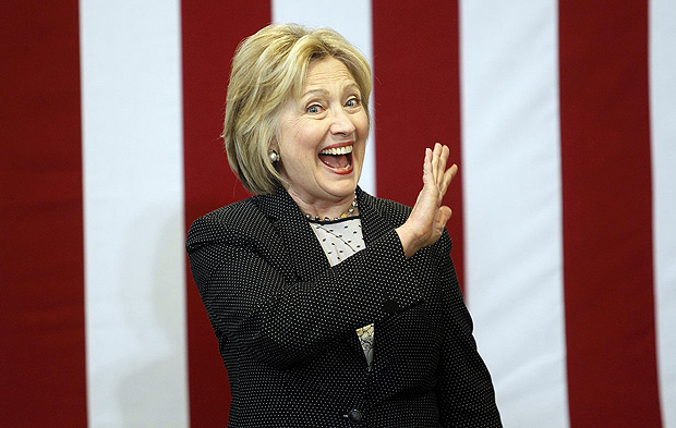 Hillary Clinton acena a partidrios durante campanha pela candidatura democrata  Presidncia em Ohio