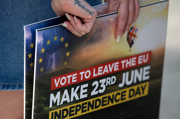 Partidrio da sada britnica da Unio Europeia leva cartaz de campanha em Clacton-on-Sea, na Inglaterra