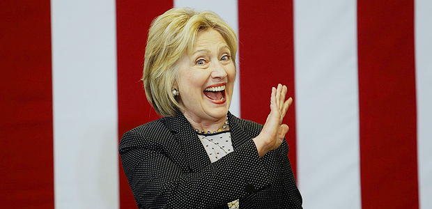 A provvel candidata democrata Hillary Clinton acena a eleitores em Ohio