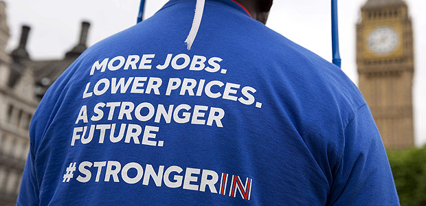 Partidrio pela permanncia do Reino Unido da Unio Europeia usa camiseta de campanha em Londres