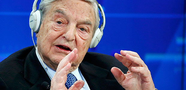 O presidente da Soros Fund Management, George Soros fala durante palestra no Form Econmico Mundial, em Davos (Suia). O investidor se desfez no 4 trimestre de 60% dos papis da estatal brasileira Petrobrs. *** Georges Soros, Chairman of Soros Fund Management, speaks during the session 'Recharging Europe' in the Swiss mountain resort of Davos January 23, 2015. More than 1,500 business leaders and 40 heads of state or government attend the Jan. 21-24 meeting of the World Economic Forum (WEF) to network and discuss big themes, from the price of oil to the future of the Internet. This year they are meeting in the midst of upheaval, with security forces on heightened alert after attacks in Paris, the European Central Bank considering a radical government bond-buying programme and the safe-haven Swiss franc rocketing. REUTERS/Ruben Sprich (SWITZERLAND - Tags: BUSINESS POLITICS) ORG XMIT: CVI1880