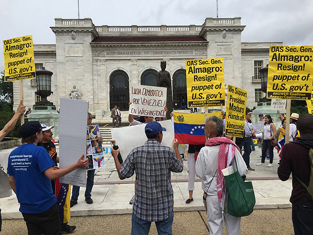 Manifestantes protestam em frente a sesso extraordinria na OEA, em Washington, DC