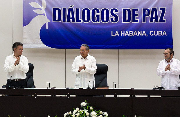 Juan Manuel Santos ( esq.), Ral Castro e o lder das Farc, o 'Timochenko', anunciam acordo em Cuba