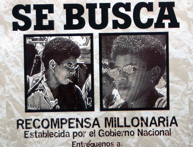 Cartaz antigo do Exrcito colombiano mostra um pedido de recompensa pela ento guerrilheira 'Karina