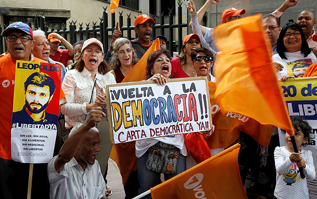 Manifestantes da oposio venezuelana pedem a aplicao da Carta Democrtica da OEA contra o pas