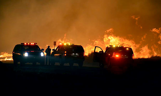 Bombeiros combatem incndio em Erskine, perto de Lake Isabella, na California