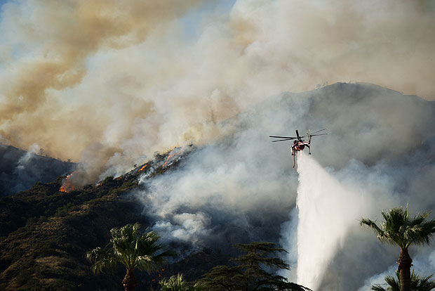 Helicptero tenta combater incndio em Los Angeles, na Califrnia