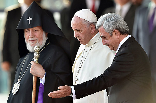 Papa entre lder da Igreja Apostlica Armnia, Karekin II, e o presidente armnio, Serge Sarkissian