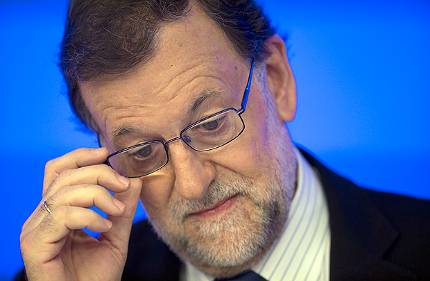 Spain's acting Prime Minister and Popular party leader Mariano Rajoy adjusts his glasses during a meeting at the party headquarters the day after the Spanish general election, in Madrid, Monday, June 27, 2016. (AP Photo/Francisco Seco) ORG XMIT: FS102