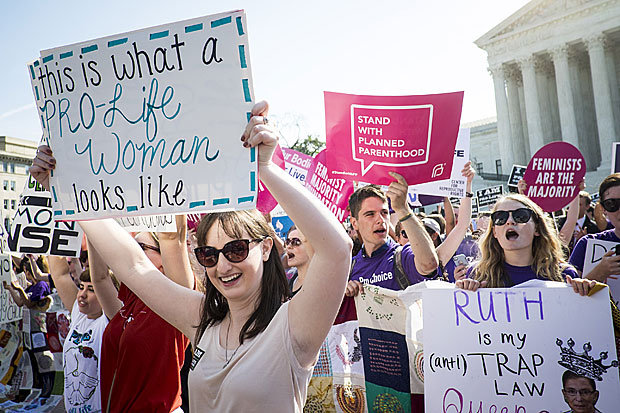 Ativistas contra e a favor da legalizao do aborto realizam ato em frente  Suprema Corte dos EUA