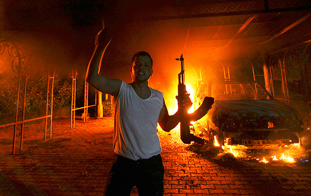 Manifestante em frente ao consulado dos EUA em Benghazi, em chamas, no dia do atentado
