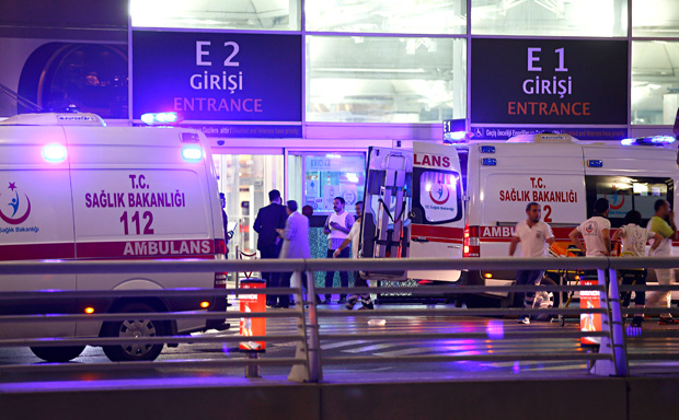 Equipes de resgate atuam para socorrer vítimas de explosões no aeroporto de Istambul 