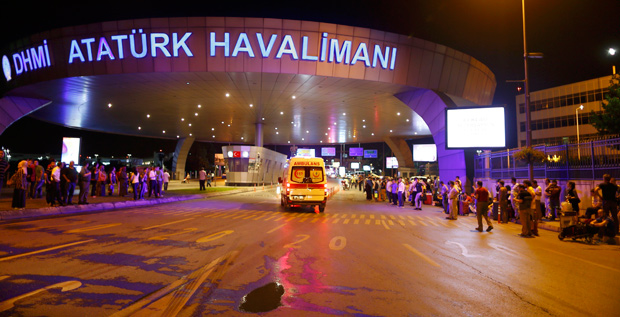 Ambulância chega ao aeroporto de Istambul após explosões deixarem ao menos dez mortos