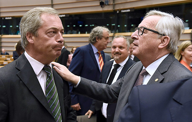Farage, lder do Ukip, e Juncker, presidente da Comisso Europeia, conversam antes de sesso em Bruxelas