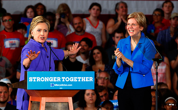 A virtual candidata democrata à Casa Branca Hillary Clinton discursa ao lado de Elizabeth Warren